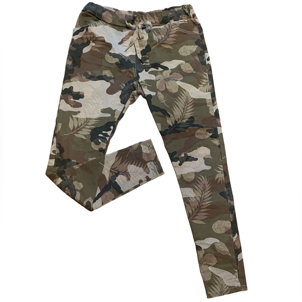 Camouflage pants w pull on waist. Sz L. Brown black olive & tan.  Like new